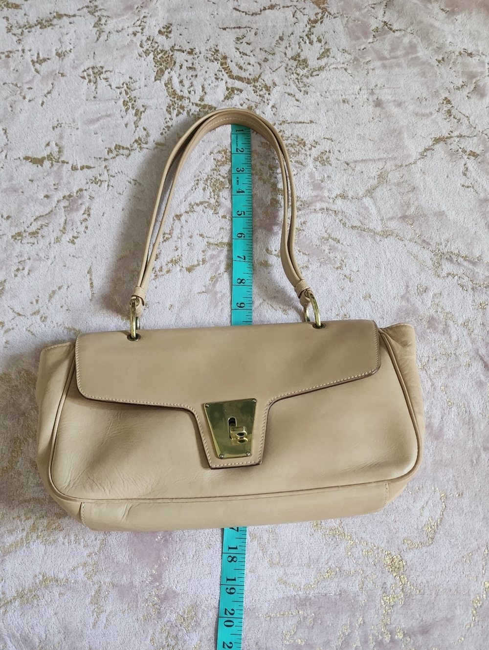 GUCCI | Vintage Beauty With Goldtone Hardware - Picture 13 of 16